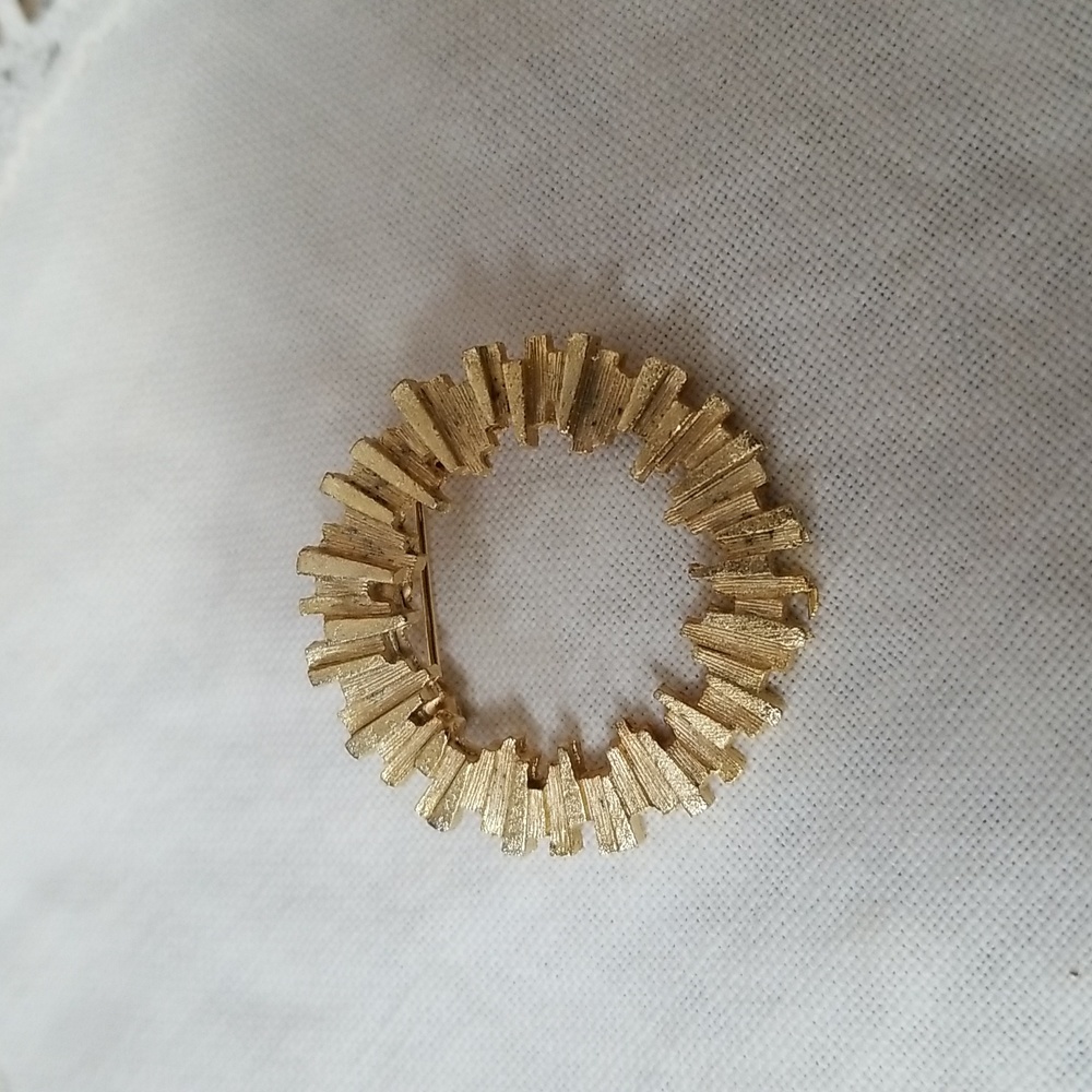 🌟RETRO GOLD TONED BROOCH